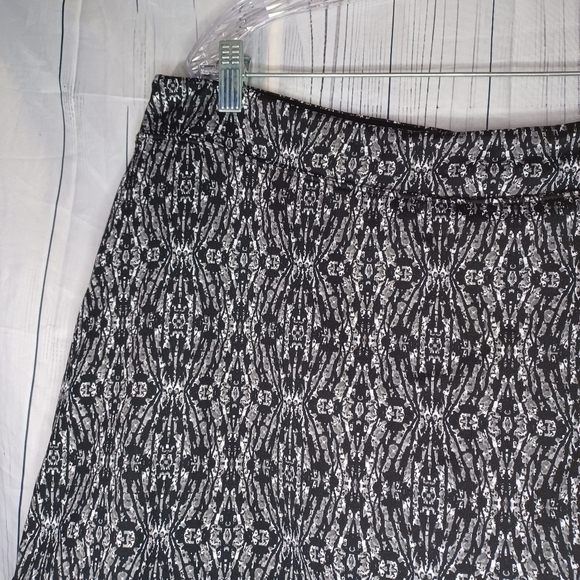 Tranquulity Black and White Patterned Athletic Skirt - Picture 3 of 8